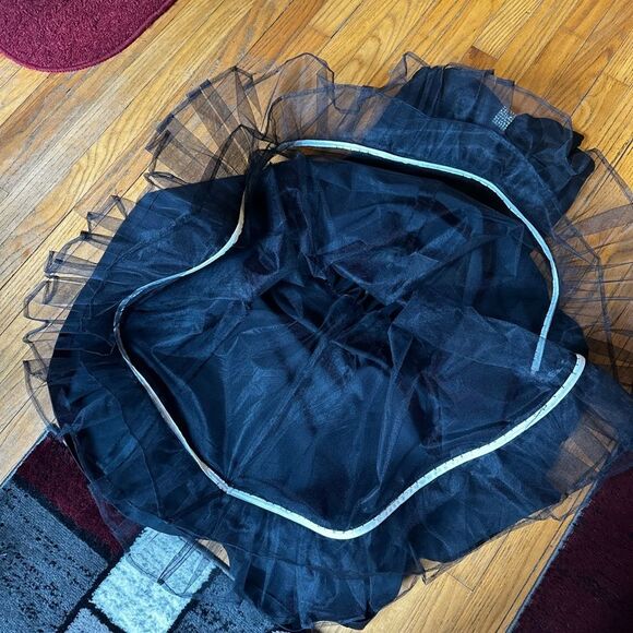 Chic Black Strapless Dress with Bow Detail - Picture 5 of 11